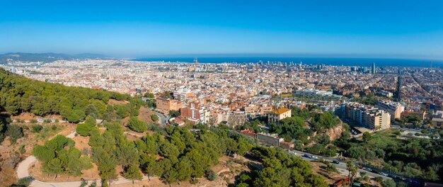 Vista aérea del horizonte de la ciudad de barcelona al atardecer