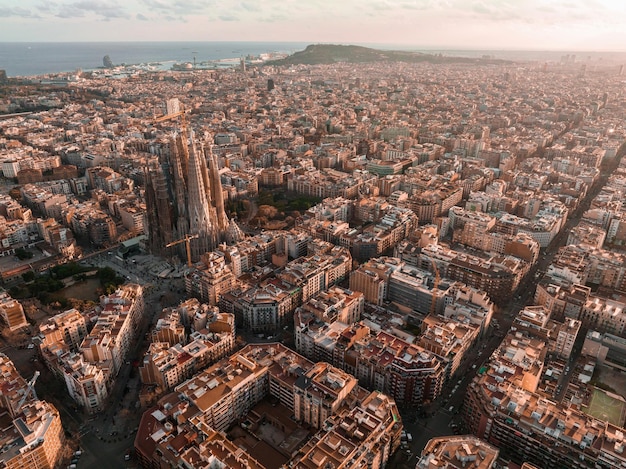 Foto vista aérea del horizonte de la ciudad de barcelona y la catedral de la sagrada familia al atardecer