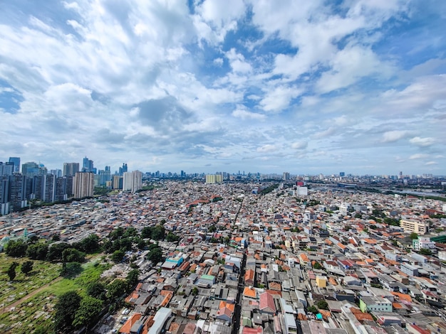 Una vista aérea del horizonte de la ciudad en el barrio antiguo de Yakarta Indonesia