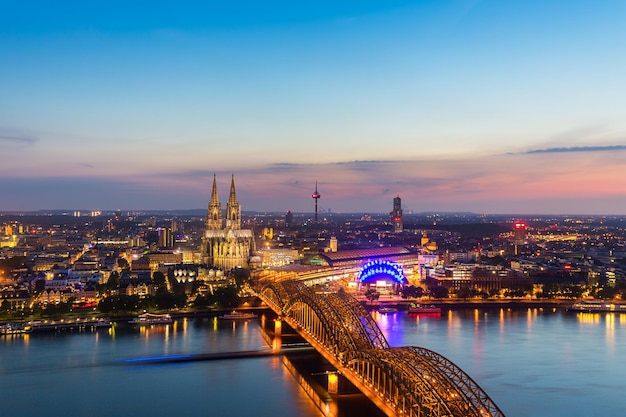 Una vista aérea del horizonte de la ciudad de Colonia al atardecer en Alemania. Tomada afuera con una 5D mark III.