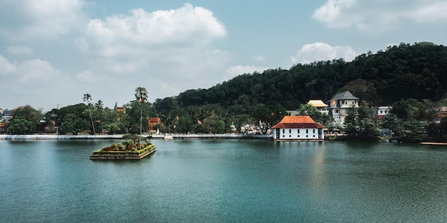 Vista aérea del horizonte del lago Kandy y el famoso punto de referencia de la ciudad Sri Dalada Maligawa reliquia del diente sagrado