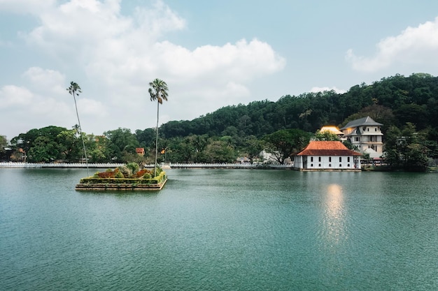 Vista aérea del horizonte del lago Kandy y el famoso templo Sri Dalada Maligawa de la ciudad en Sri Lanka