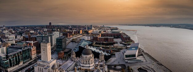 Vista aérea del horizonte de Liverpool, incluida la iglesia Catedral Católica Romana y el Mersey