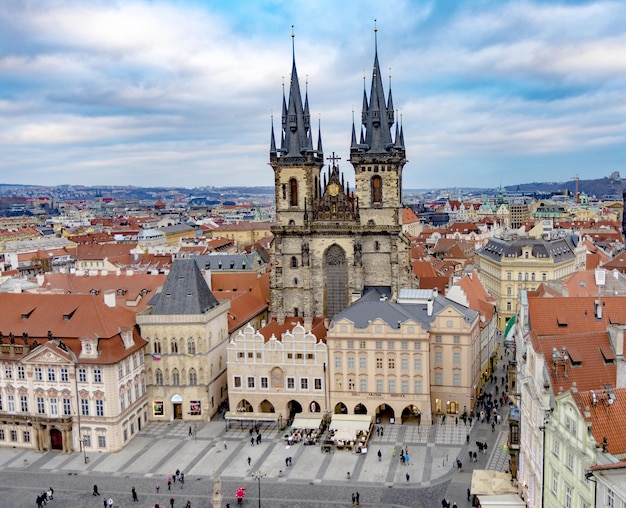 Vista aérea del horizonte de Praga con tejados de tejas naranjas República Checa