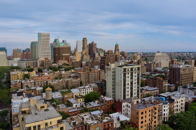 Vista aérea del horizonte con rascacielos en el centro de Brooklyn Nueva York en el río Hudson