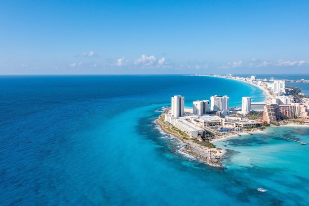 Vista aérea de los hoteles de lujo en Cancún por la playa Punta Norte en México. Resorts de lujo ubicados en la misma orilla del mar Caribe.