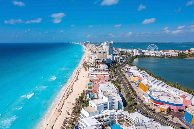 Vista aérea de los hoteles de lujo en Cancún por la playa Punta Norte en México