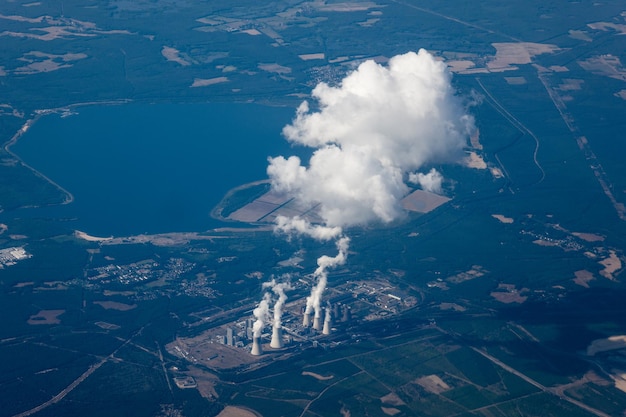 Vista aérea del humo que emite las torres de refrigeración