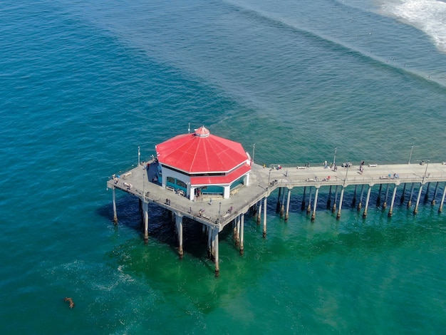 Vista aérea de Huntington Beach con el muelle California USA