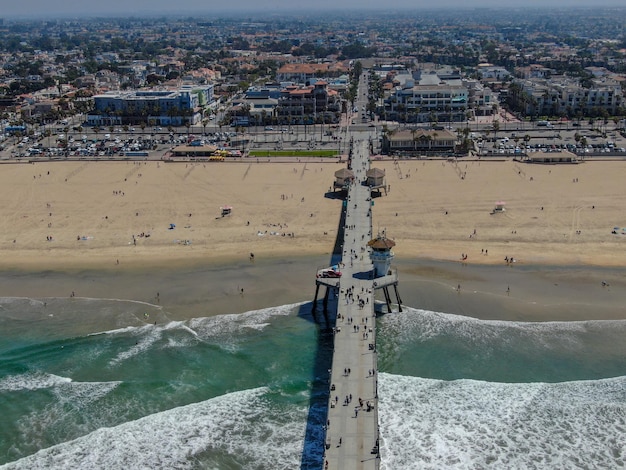 Vista aérea de Huntington Beach con el muelle del sur de California, EE.UU.