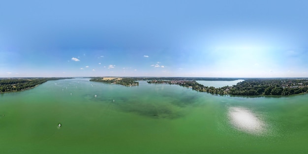 Foto vista aérea idílica sobre el lago ratzenburger see con barcos veleros cielo azul schleswig holstein ratzenburg alemania