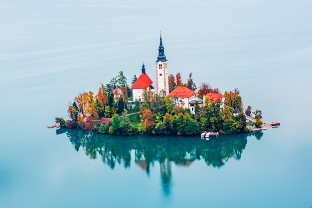 Vista aérea de la iglesia de la Asunción en el lago Bled, Eslovenia