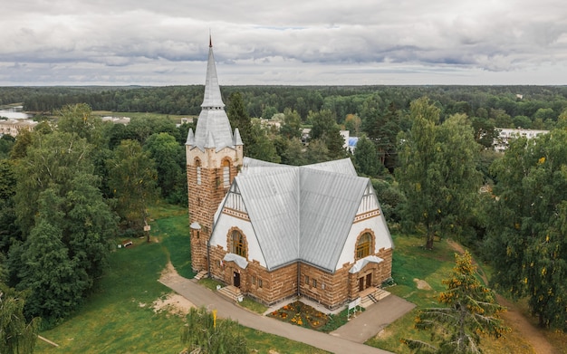 Vista aérea de la Iglesia Luterana diseñada por el arquitecto finlandés Joseph Stenback en 1912. Región de Leningrado, Rusia.