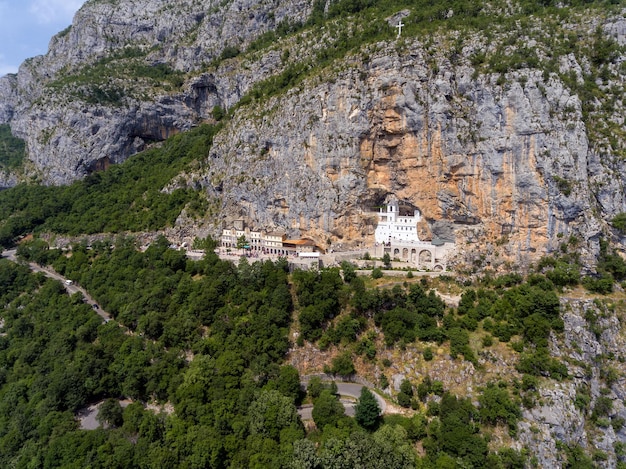 Foto vista aérea de la iglesia del monasterio de ostrog