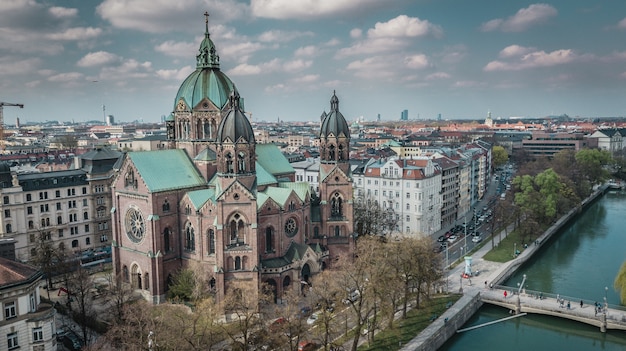 Vista aérea de la iglesia de St. Lukas en Munich, Alemania.