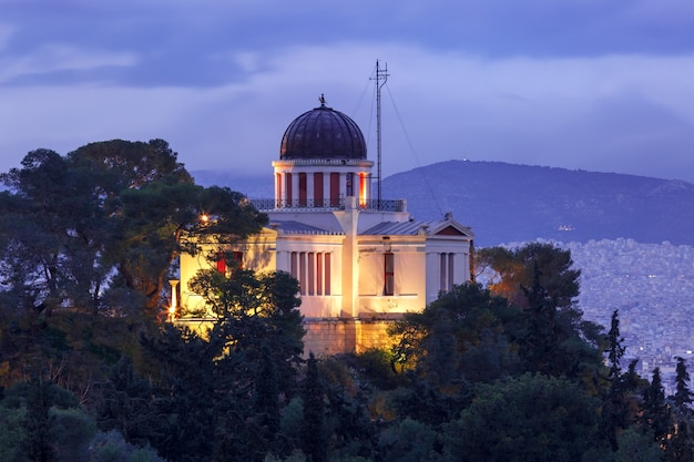 Vista aérea de la iglesia de St Marina en Thissio durante la hora azul de la tarde en Atenas, Grecia