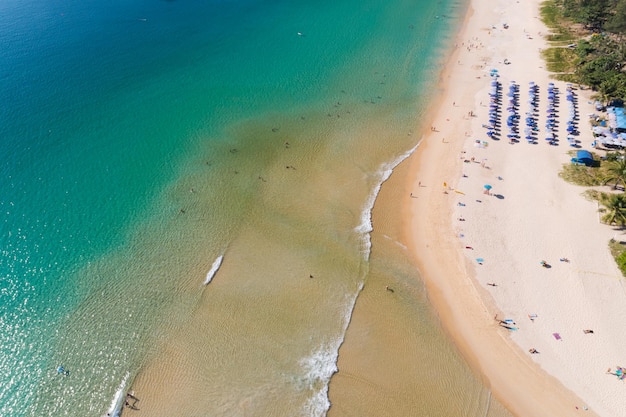 Vista aérea Impresionante playa de arena y olas pequeñas Hermoso mar tropical en la mañana imagen de la temporada de verano por vista aérea toma de drones, vista de ángulo alto Arena de playa de mar de arriba hacia abajo