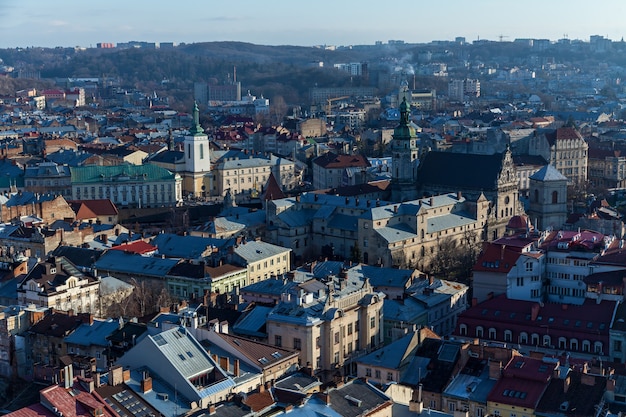 Una vista aérea increíble de un centro histórico de Lviv con muchas casas residenciales.