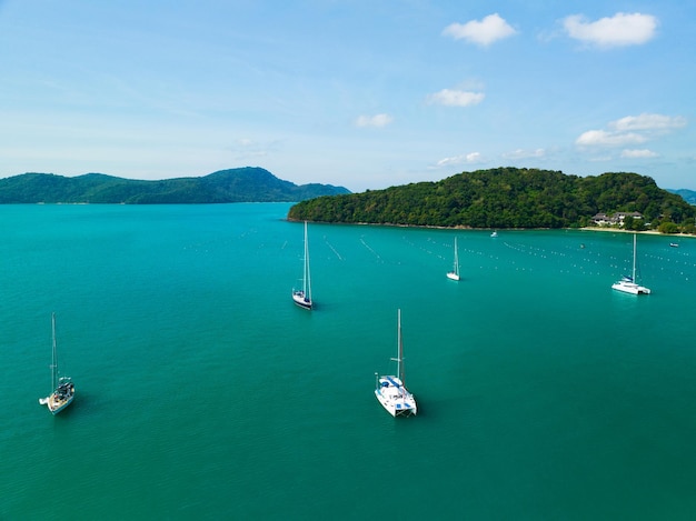 Vista aérea Increíble mar con barcos de viaje, barcos de vela en el mar, hermoso mar en temporada de verano en la isla de Phuket, Tailandia, barcos de viaje, océano durante el verano