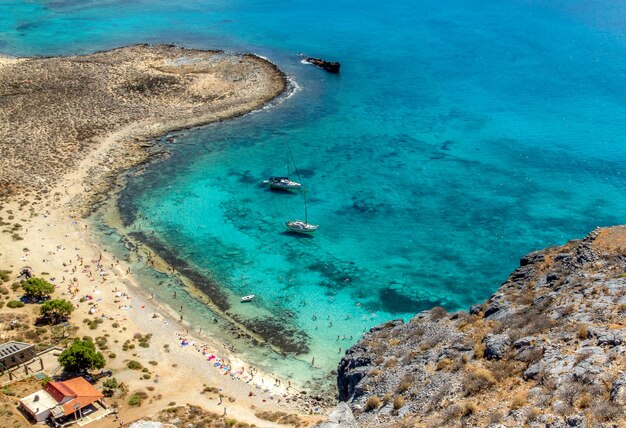 Vista aérea de la increíble playa y el mar Augean con vacaciones de agua azul turquesa en Grecia