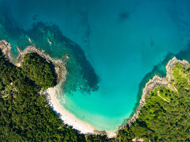 Vista aérea incrível da praia da praia tropical na bela ilha de Phuket Localizada na praia da Liberdade de Phuket, Tailândia