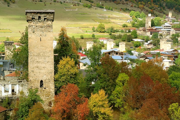 Vista aérea incrível das casas da Torre Medieval Svan na cidade de Mestia Svaneti, região da Geórgia