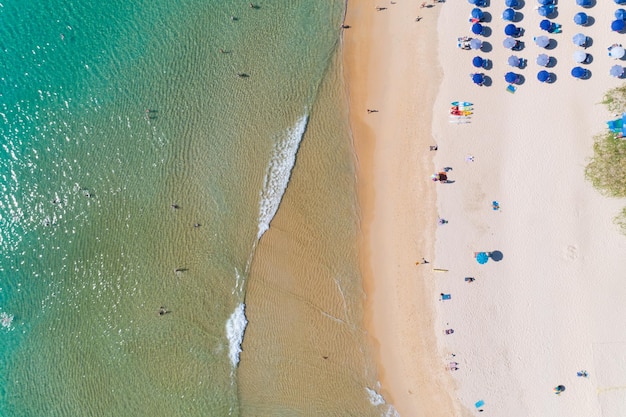 Vista aérea incrível praia de areia e ondas pequenas belo mar tropical na manhã de verão imagem por vista aérea tiro com drone, vista de alto ângulo de cima para baixo areia da praia do mar