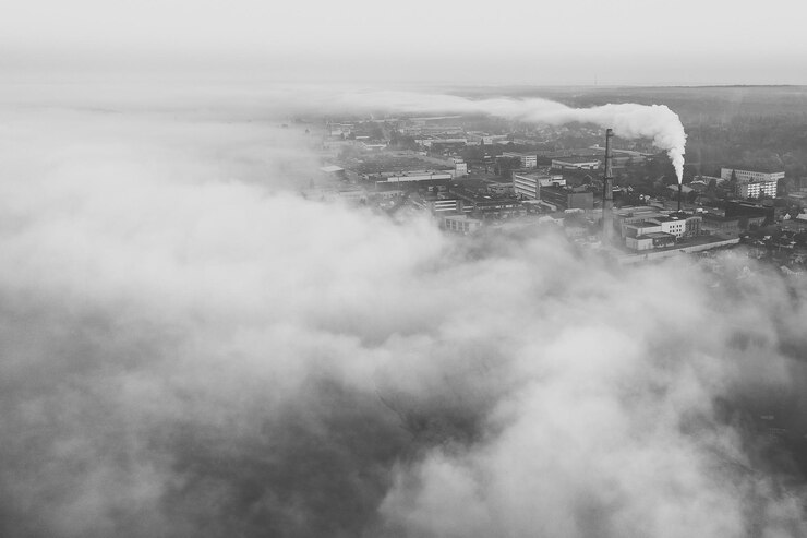 Foto vista aérea de la industria emitiendo humo contra el cielo