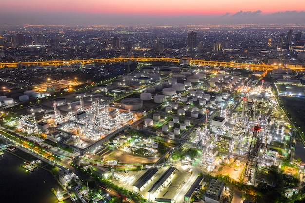 Vista aérea de la industria de petróleo y gas - refinería en el crepúsculo