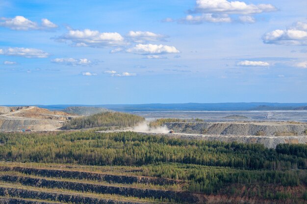 Vista aérea industrial da pedreira de mineração a céu aberto com muitas máquinas no trabalho - vista de cima. Extração de cal, giz, calcário, caol