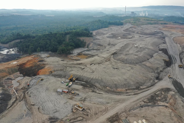 Vista aérea industrial de mineração de carvão a céu aberto com muitas máquinas no trabalho - vista de cima.