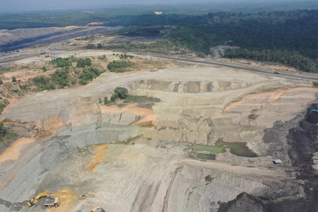 Vista aérea industrial de mineração de carvão a céu aberto com muitas máquinas no trabalho - vista de cima.