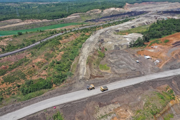 Vista aérea industrial de mineração de carvão a céu aberto com muitas máquinas no trabalho - vista de cima.