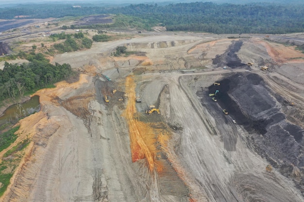 Vista aérea industrial de la minería del carbón a cielo abierto con mucha maquinaria en el trabajo - vista desde arriba.