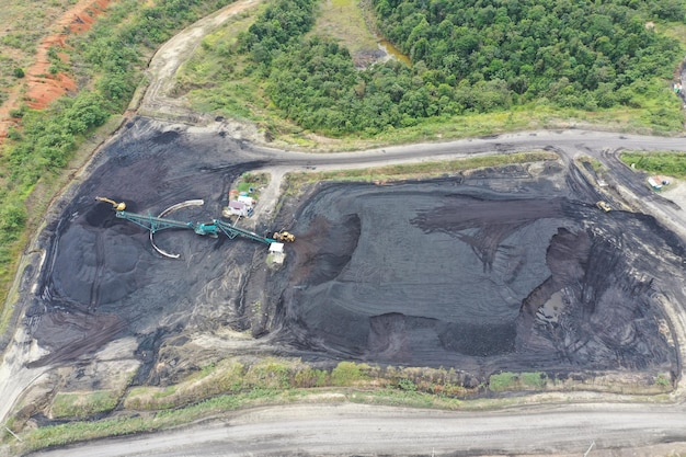 Vista aérea industrial de la minería del carbón a cielo abierto con mucha maquinaria en el trabajo - vista desde arriba.