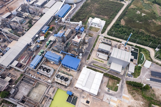 Vista aérea de la infraestructura de construcción de la planta de energía de la industria almacén de gasoductos de refinería de petróleo y gas chamical inteligente en zona de seguridad