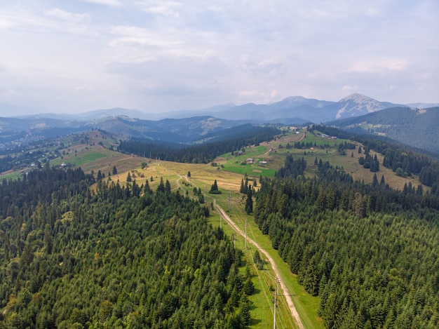 Vista aérea inspiradora en carretera en las montañas.