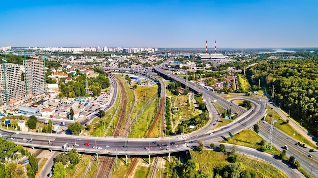 Vista aérea de un intercambio de carreteras y ferrocarriles Vydubychi en Kiev Ucrania antes de la invasión rusa