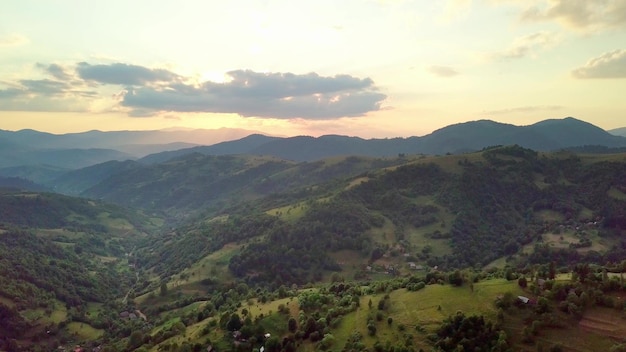 Vista aérea de los interminables pastos exuberantes de las extensiones de los Cárpatos y las tierras agrícolas Campo agrícola cultivado Paisaje rural de montaña al atardecer Ucrania