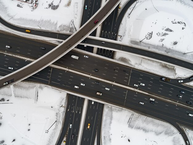 Vista aérea de una intersección de autopista Cubierto de nieve en invierno.