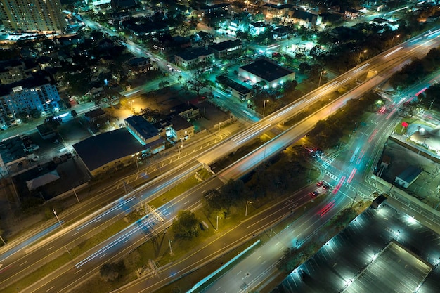 Vista aérea de la intersección de la autopista estadounidense por la noche con automóviles y camiones de conducción rápida en Tampa Florida Vista desde arriba de la infraestructura de transporte de los Estados Unidos