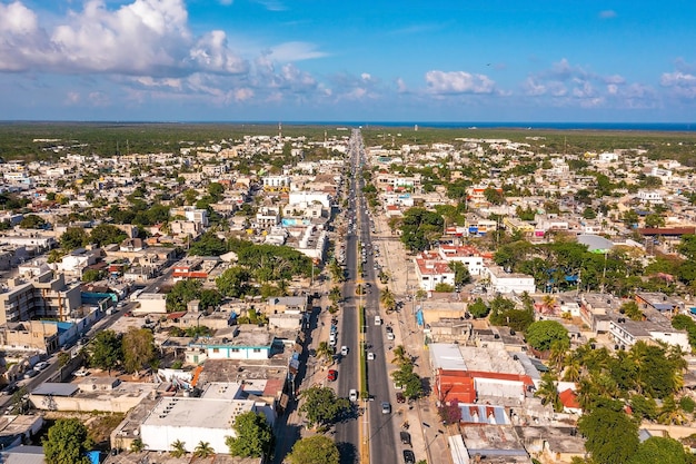 Vista aérea de la intersección de la calle con los coches que circulan por la carretera. Concepto de tráfico.