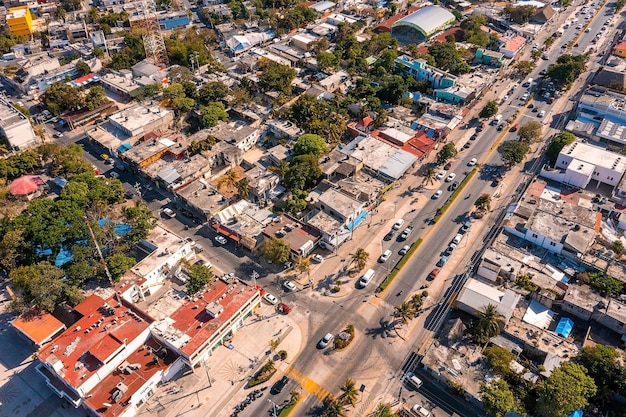 Vista aérea de la intersección de la calle con los coches que circulan por la carretera. Concepto de tráfico.