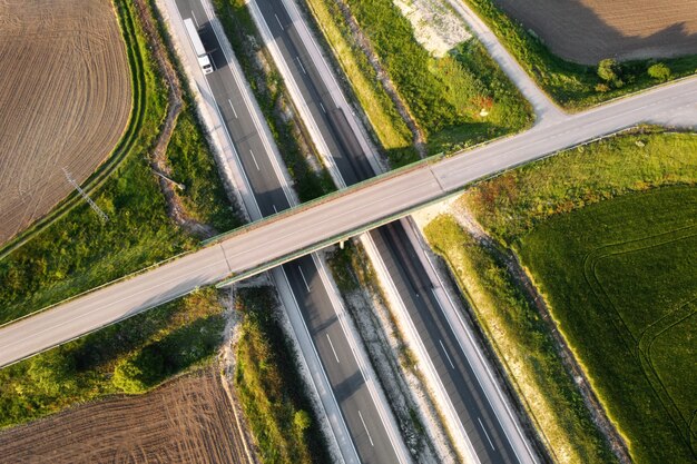 Vista aérea de una intersección de carreteras rurales