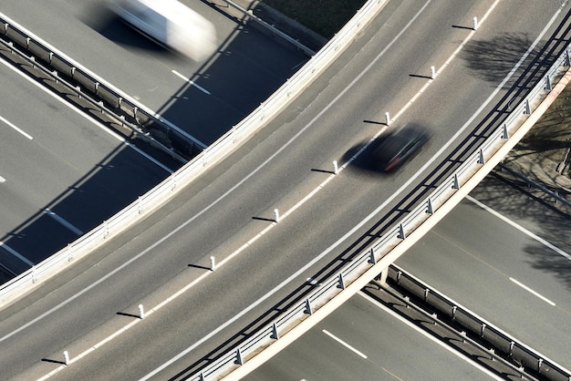 Vista aérea de la intersección de carreteras con tráfico pesado en movimiento rápido Transporte interurbano con muchos automóviles y camiones