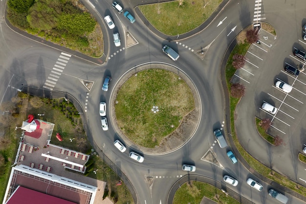 Vista aérea de la intersección de la rotonda de la carretera con tráfico pesado en movimiento rápido Cruce de transporte circular urbano