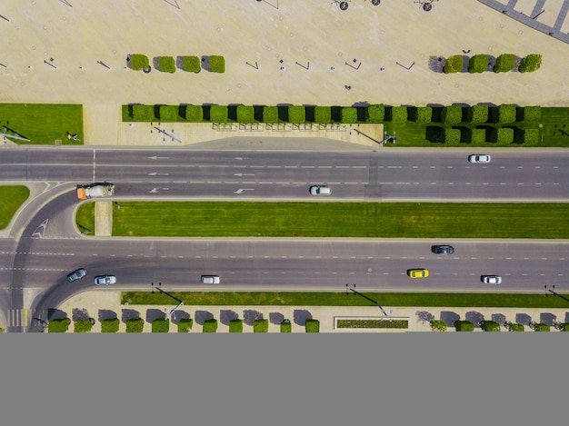 Vista aérea de la intersección vehicular, tráfico de la ciudad con automóviles en la carretera.