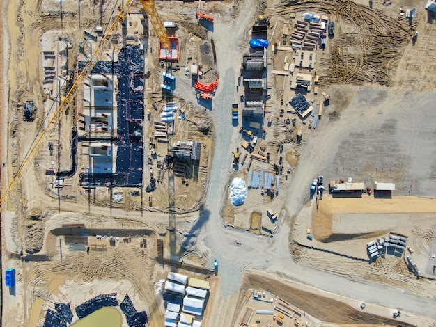 Foto vista aérea de inversores y contratistas en obra con grúa. sitio de nueva construcción