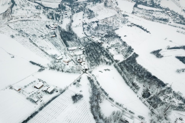 Vista aérea de invierno sobre el pequeño pueblo.