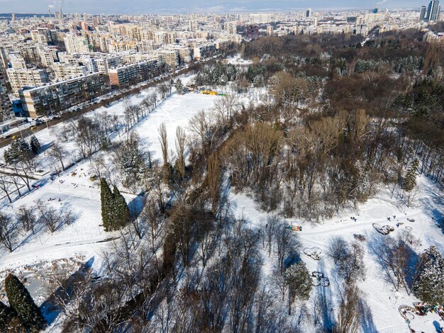 Foto vista aérea de invierno de south park en la ciudad de sofía, bulgaria